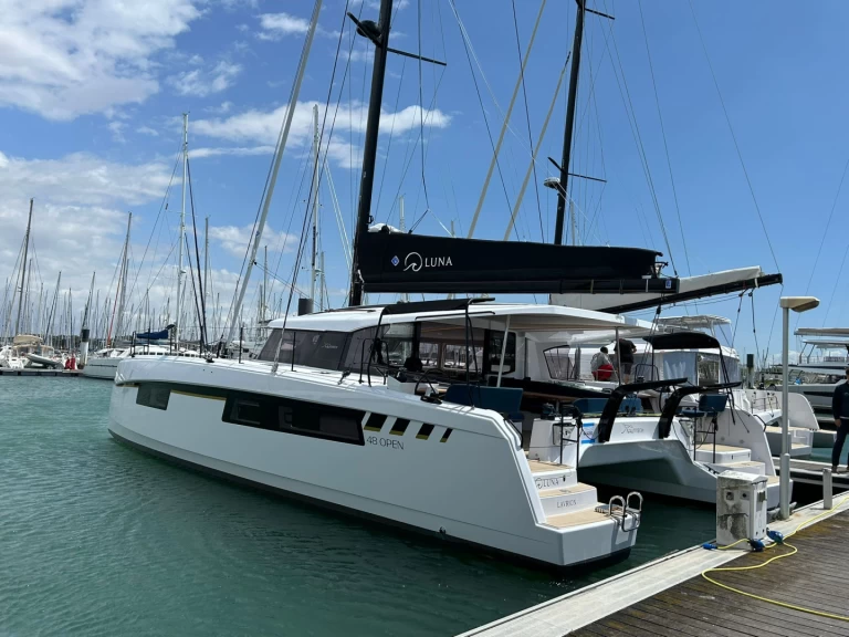 Catamarán para alquilar Lávrio al mejor precio