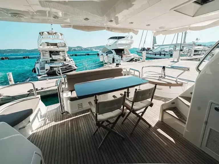 Alquiler de Elegance Yachts Elegance 60 Fly en Drage