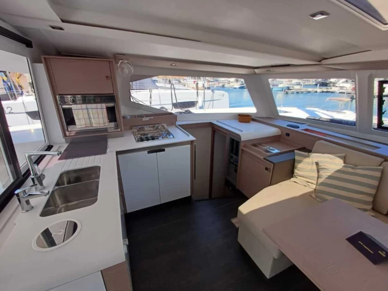 Alquiler de embarcaciones Fountaine Pajot Isla 40 enRhodes (Ciudad) en Samboat