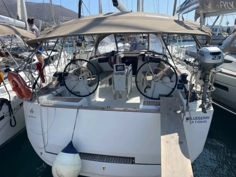 Alquiler de embarcaciones Jeanneau Sun Odyssey 419 enParos (Isla) en Samboat