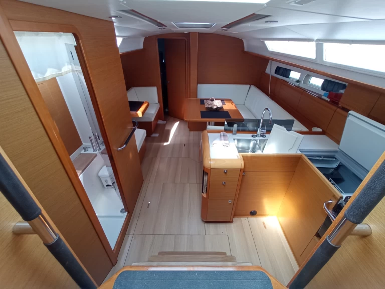 Alquiler de Jeanneau Sun Odyssey 409 en Lefkáda