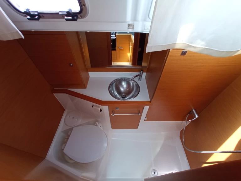 Alquiler de Velero, con o sin patrón Jeanneau Lefkáda