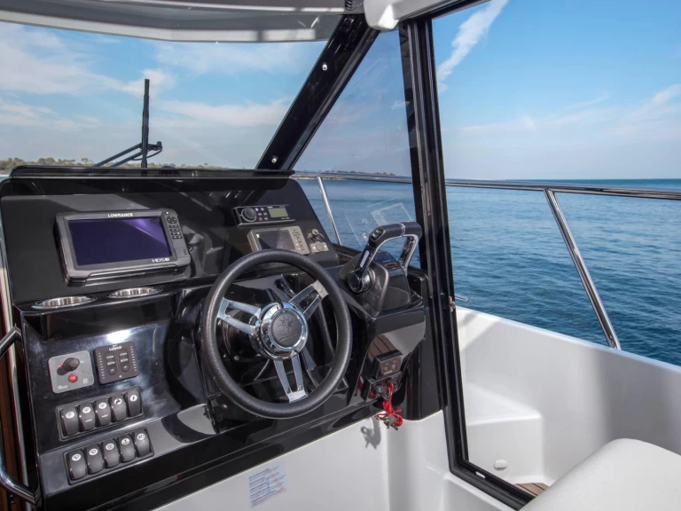 Alquiler de embarcaciones Jeanneau Merry Fisher 1095 Fly enPula en Samboat