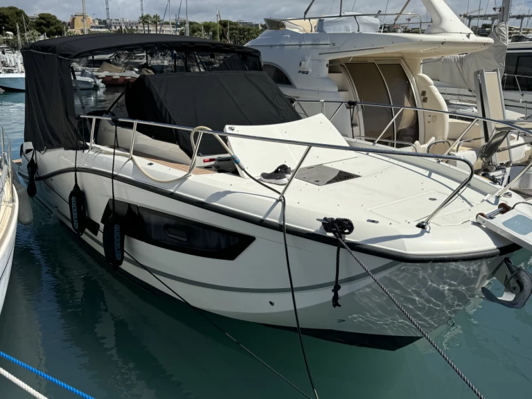 Alquiler de Quicksilver Activ 875 Sundeck en Saint-Laurent-du-Var