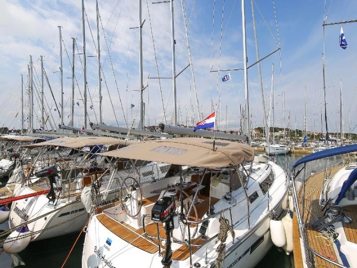 Alquiler de Bavaria Cruiser 37 en Pula