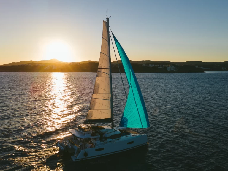 Alquiler de barcos Lávrio barato de Fountaine Pajot 47 SAONA LUX (GEN,AC,WATERMAKER)