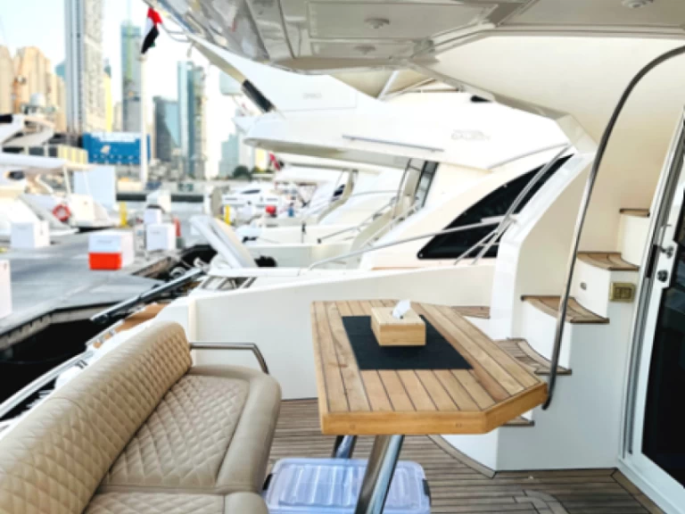 Alquiler de embarcaciones Gulf Craft - Majesty Yachts Majesty 44 enDubai Marina en Samboat