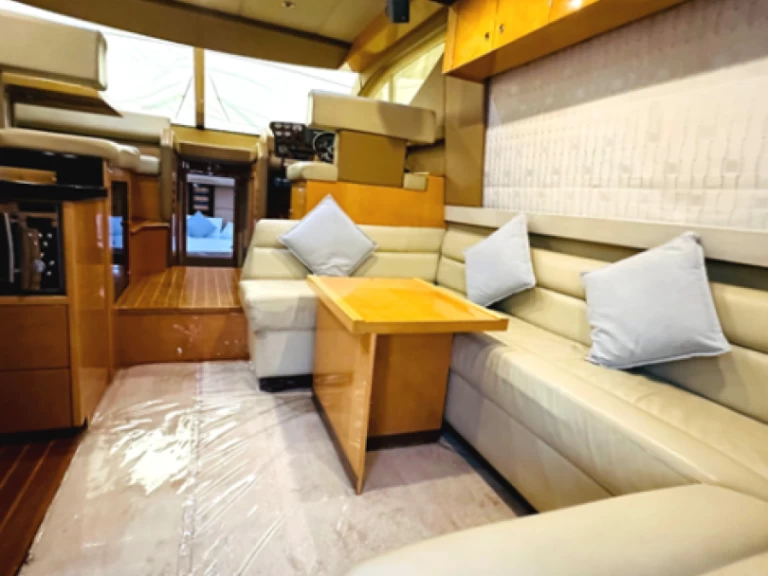 Alquiler de embarcaciones Gulf Craft - Majesty Yachts Majesty 44 enDubai Marina en Samboat