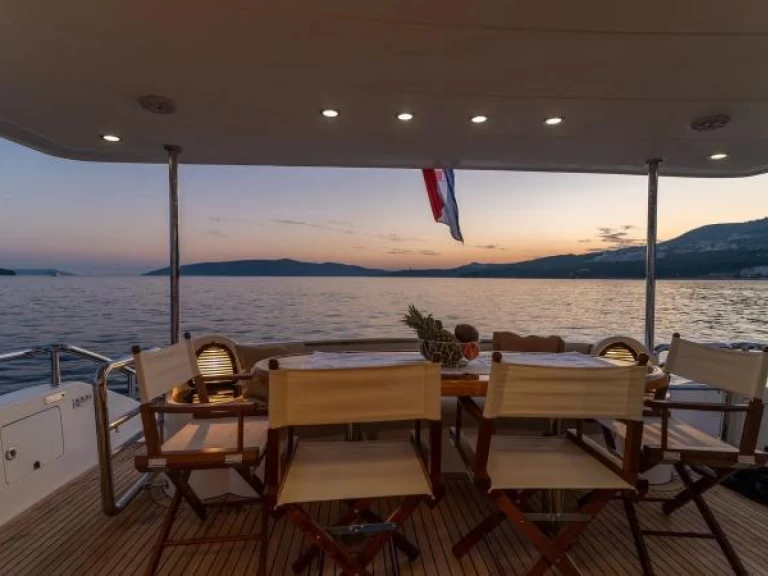 Alquiler Yate de lujo Custom con o sin  título de navegación