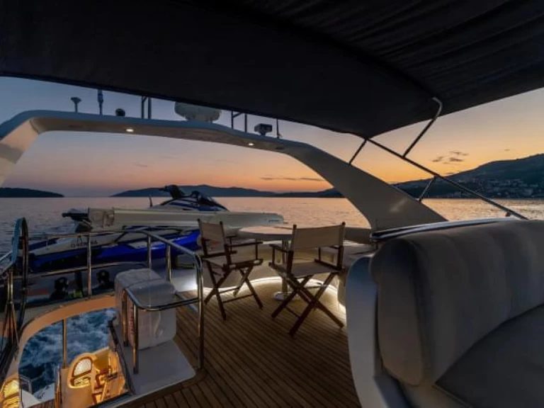 Custom Yaretti 2210  de alquiler a Cannigione