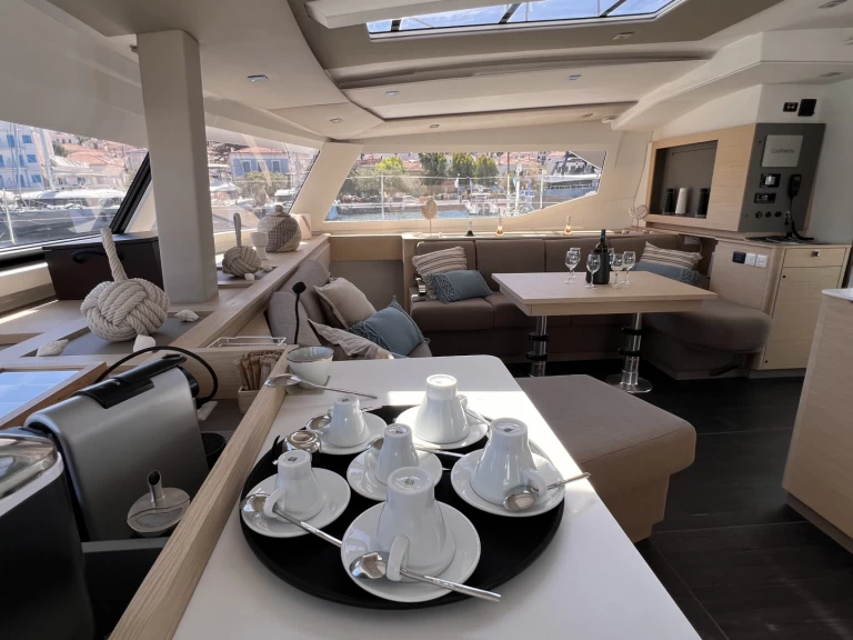 Alquiler de Fountaine Pajot Aura 51 en Perigiali