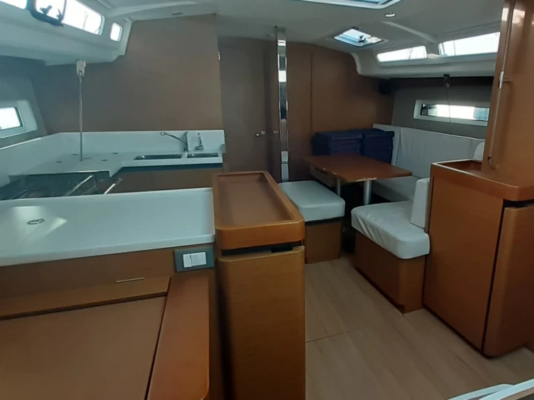 Alquiler de embarcaciones Jeanneau Sun Odyssey 440 enOlbia en Samboat