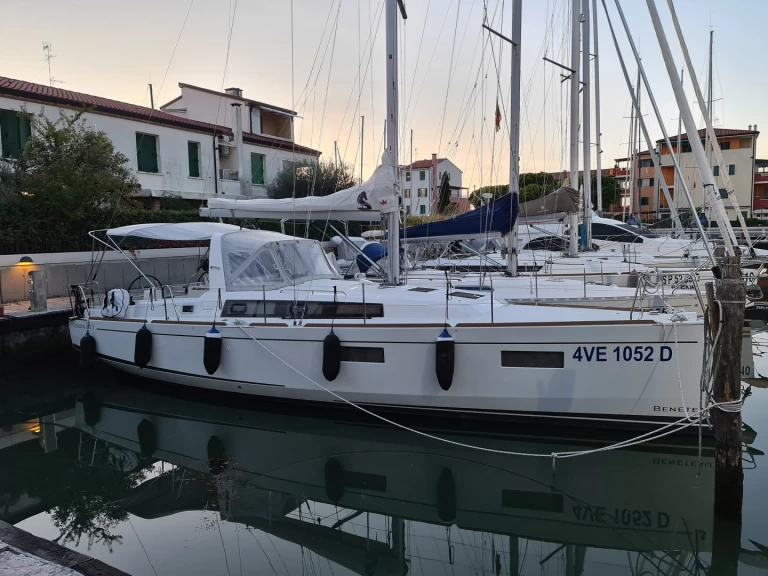Bénéteau Oceanis 38 (3/2) de alquiler a Olbia