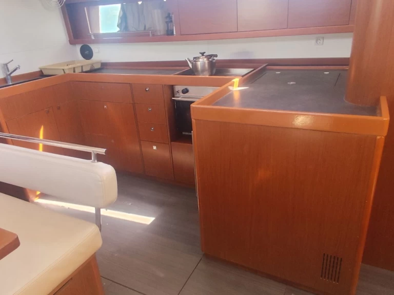 Alquiler de Bénéteau Oceanis 48 en Gouviá