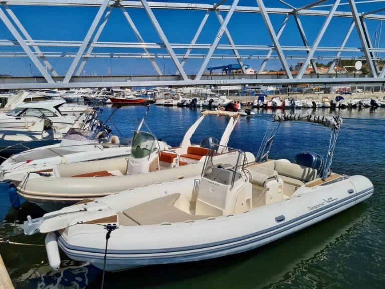 Alquiler de Capelli Tempest 775 en Saint-Florent