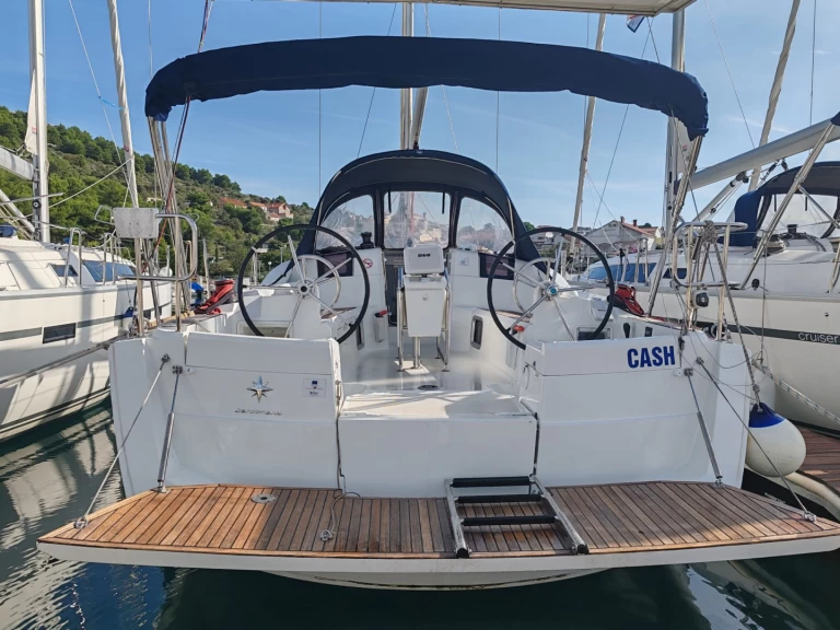 Alquiler Drage - Jeanneau Sun Odyssey 389 en SamBoat
