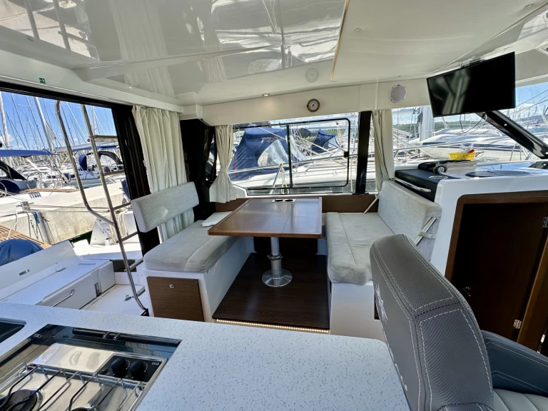 Alquiler de Jeanneau Merry Fisher 1095 Fly en Drage