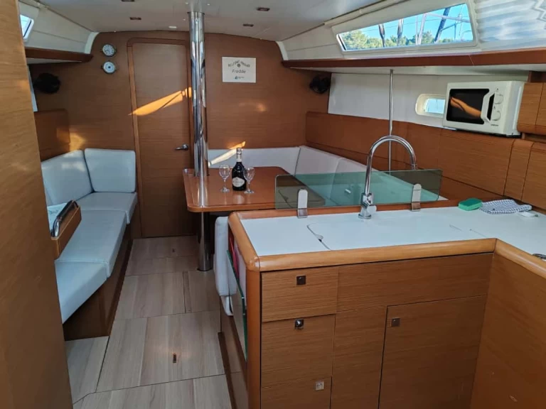Alquiler de barcos Drage barato de Sun Odyssey 389