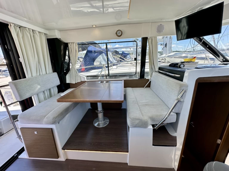 Alquiler de Jeanneau Merry Fisher 1095 Fly en Drage