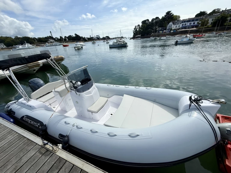 Alquiler de embarcaciones Capelli Tempest 630 enCombrit en Samboat