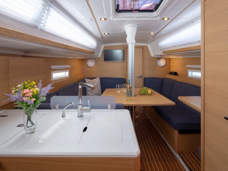 Alquiler de embarcaciones Elan E4 enBetina en Samboat