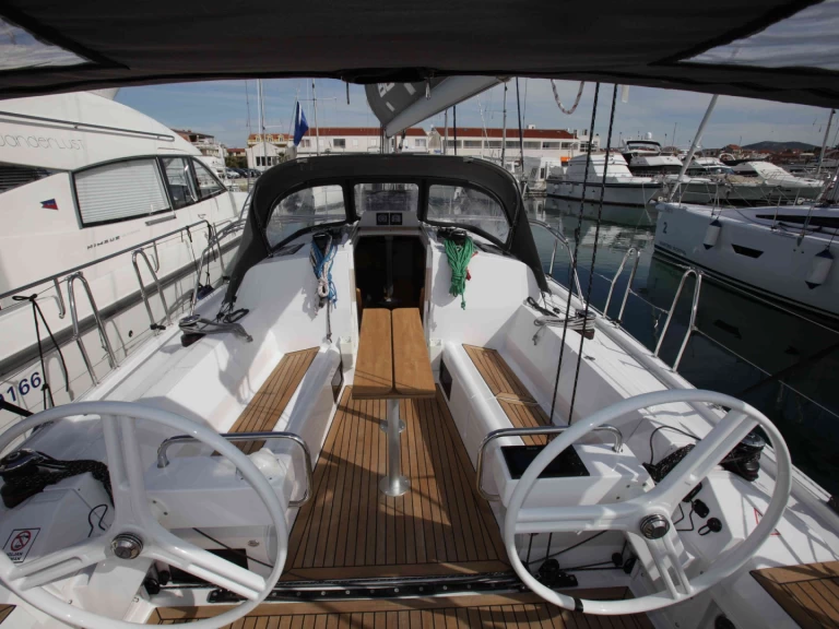 Alquiler de Velero, con o sin patrón Elan Betina