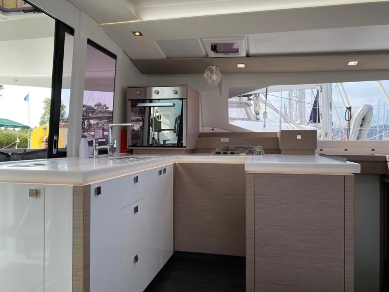 Alquiler de embarcaciones Fountaine Pajot Astrea 42 enNíkiti en Samboat