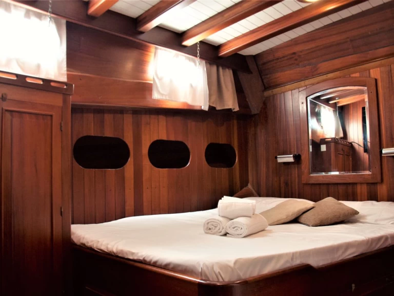 Velero para alquilar Milazzo al mejor precio