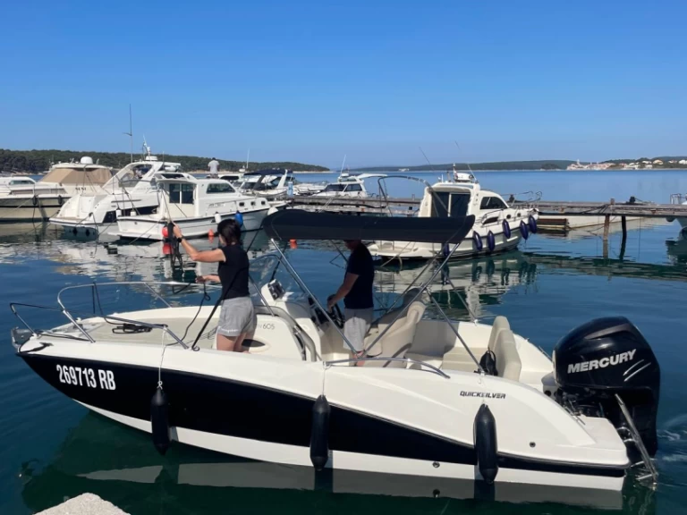 Quicksilver Activ 605 Sundeck de alquiler a Rab