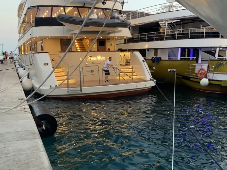 Alquiler de Yate de lujo, con o sin patrón Custom Made Šibenik