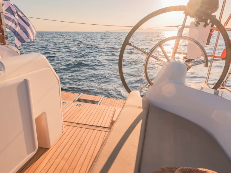 Alquiler de embarcaciones Jeanneau Sun Odyssey 410 enLávrio en Samboat