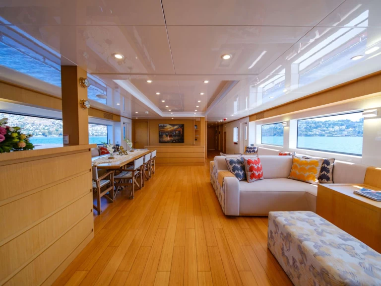 Alquiler Yate de lujo Custom con o sin  título de navegación