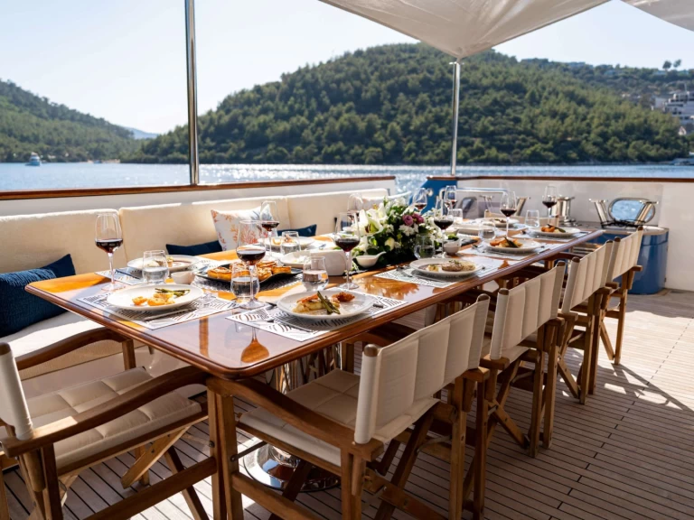 Alquiler Yate de lujo Custom con o sin  título de navegación