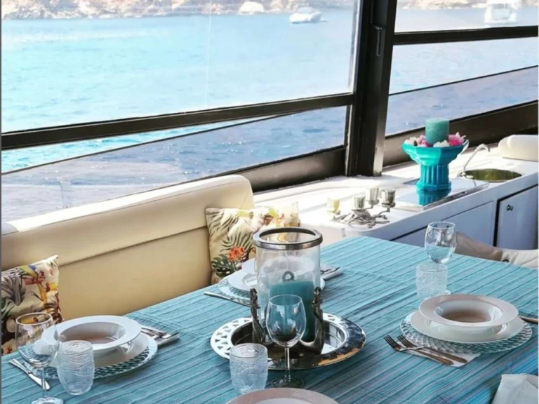 Alquiler Yate de lujo Posillipo technema  con o sin  título de navegación