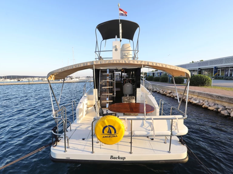 Alquiler de Cobra Yachts Futura 40 Grand Horizon en Sveti Filip i Jakov