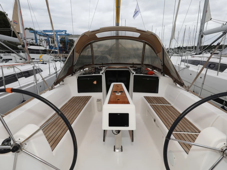 Alquiler de barcos Šibenik barato de Dufour 350 Grand Large
