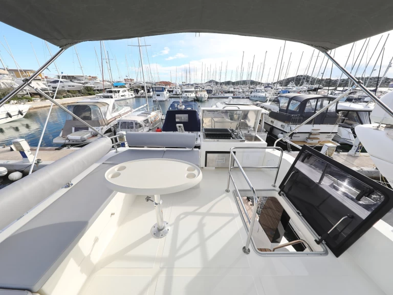 Alquiler de embarcaciones Cobra Yachts Seamaster 45 enŠibenik en Samboat