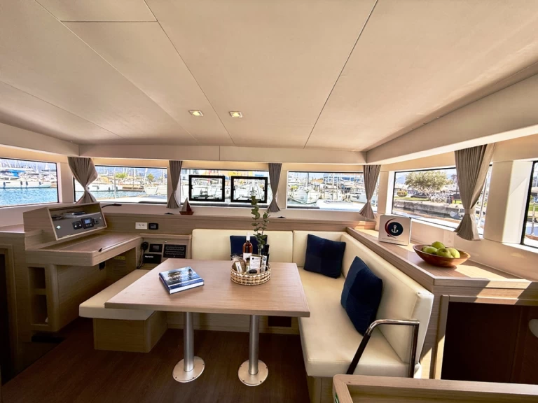 Alquiler de embarcaciones Lagoon Lagoon 40 enNidrí en Samboat