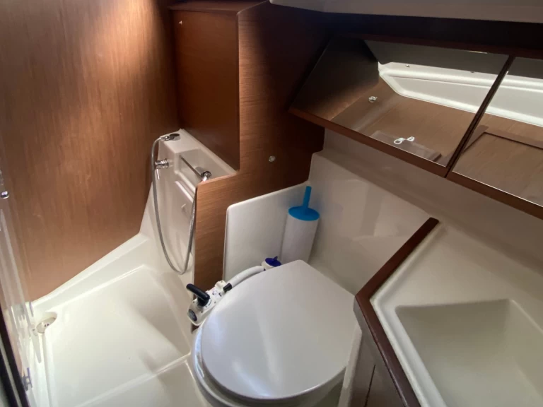 Alquiler de Bénéteau Oceanis 40.1 (3 double and 1 bunk beds) en Lefkáda