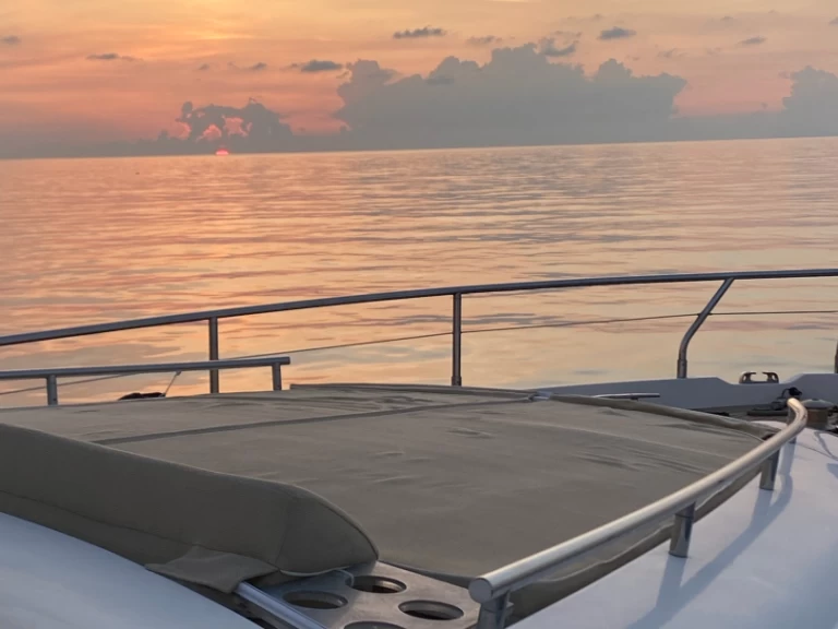 Alquiler de embarcaciones Aicon Aicon 72 SL enPuerto Banús en Samboat