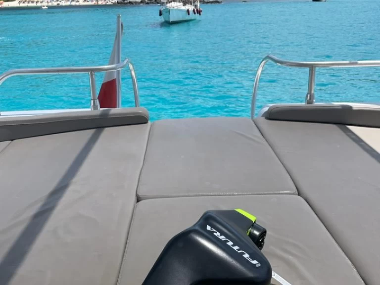 Alquiler de embarcaciones  Mangusta 65 enSalerno en Samboat