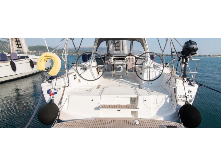 Alquiler de embarcaciones Bénéteau Oceanis 41.1 enNéa Péramos en Samboat