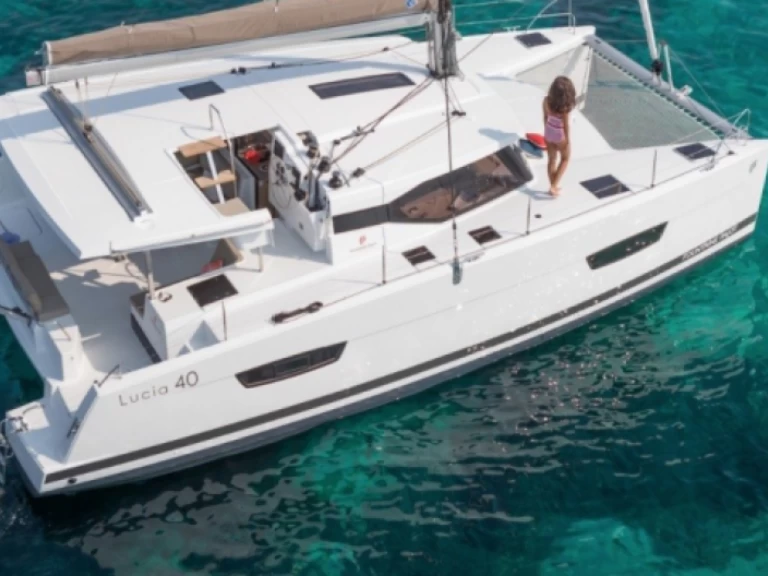 Alquiler de embarcaciones Fountaine Pajot Lucia 40 enRoses en Samboat