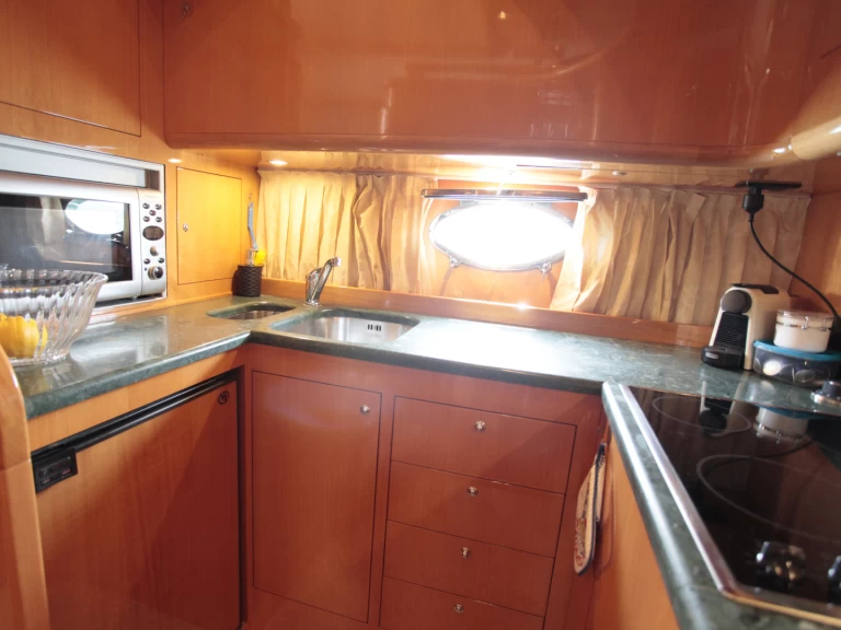 Alquiler de Yate de lujo, con o sin patrón Uniesse Salivoli