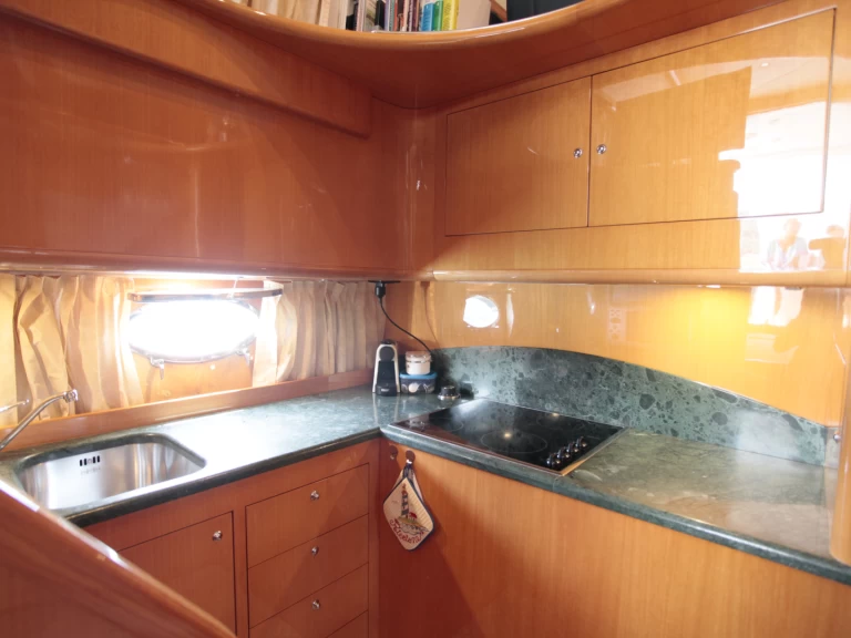 Alquiler Yate de lujo Uniesse con o sin  título de navegación