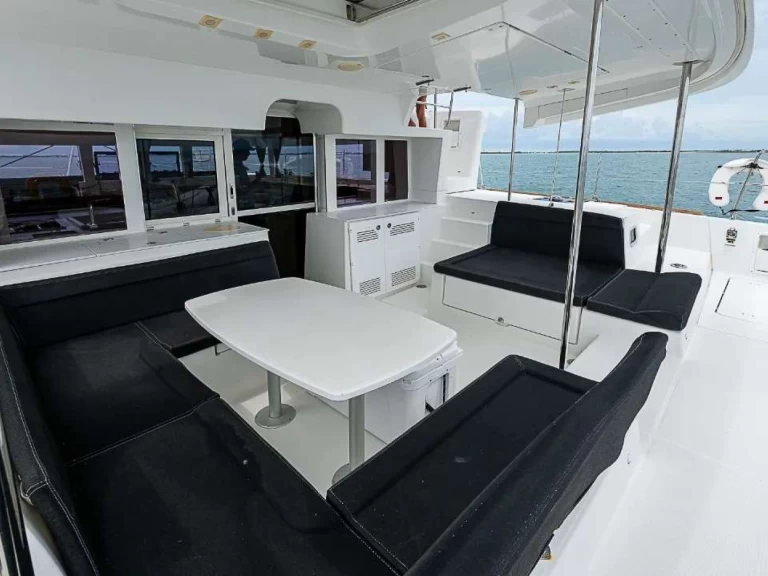 Alquiler Yate de lujo Lagoon con o sin  título de navegación