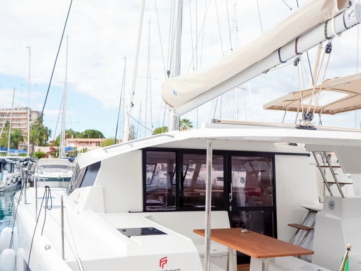 Alquiler de embarcaciones Fountaine Pajot Astrea 42 enFurnari en Samboat