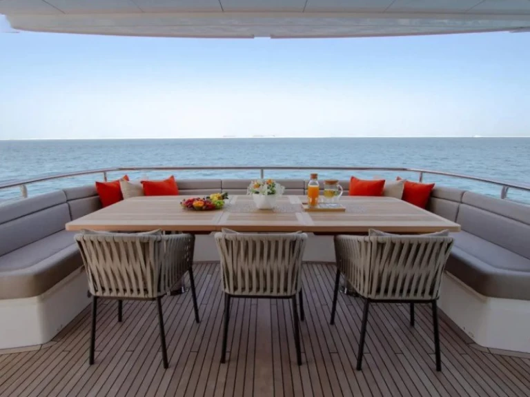 Sunseeker 116 de alquiler a Dubai Marina