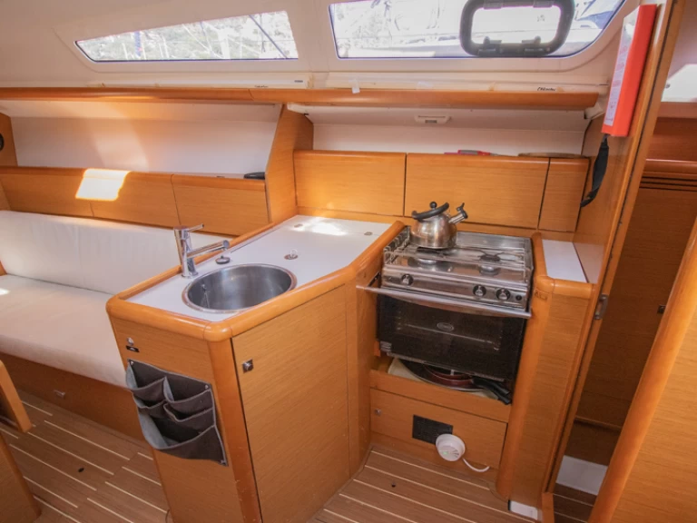 Alquiler de embarcaciones Jeanneau Sun Odyssey 33i enAgía Effimía en Samboat