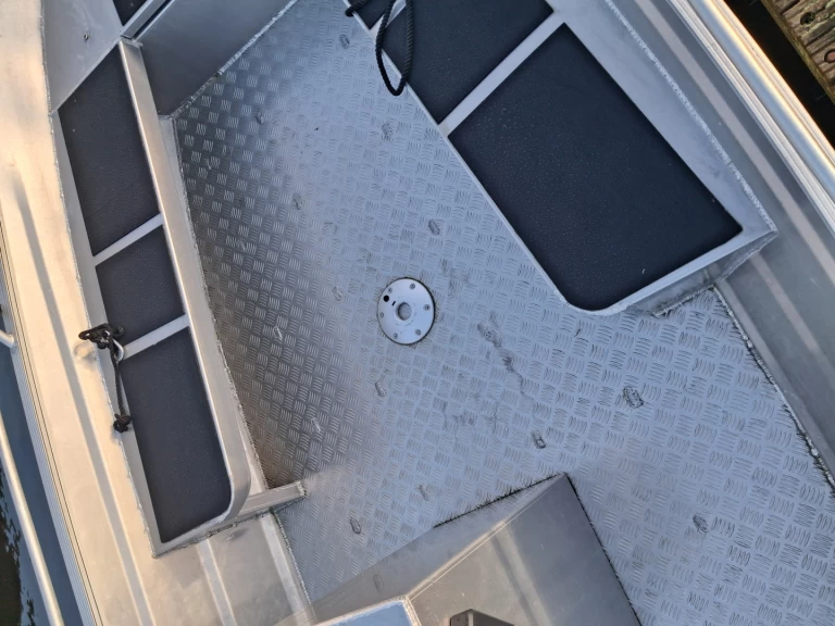 Alquiler Lancha qwest con o sin  título de navegación